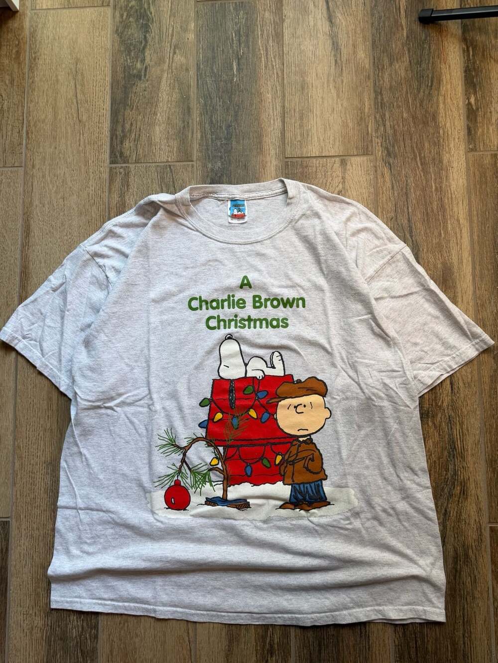 Vintage Peanuts A Charlie Brown Christmas Snoopy Doghouse Gray T-Shirt XL